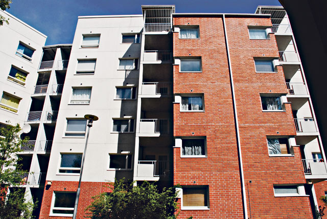 Tuulanhovissa on lentopallokenttä ja askarteluhuone - ja rappukäytävässä myynnissä luonnontuotteita. Siis vahvistamattomien huhujen mukaan.