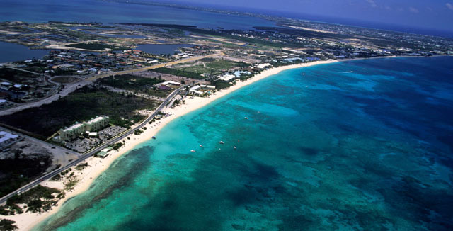 Rahat viihtyvät Cayman-saarten auringossa.