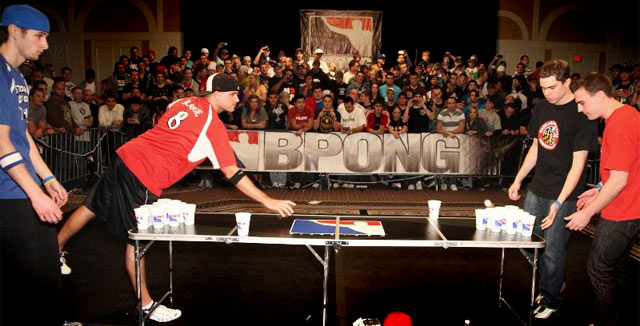 Viime vuoden voittajajoukkue Seek N Destroy upottaa pallon kuppiin.