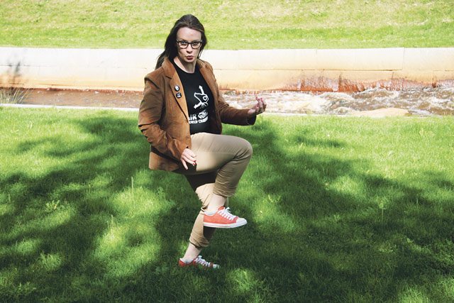 Hilkka Haaga näyttää, miten ilmakitara kuritetaan.