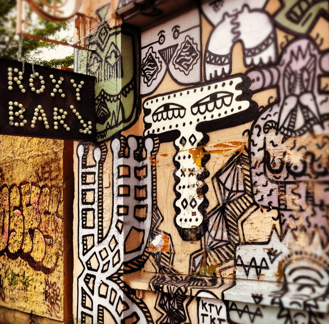 Roxy Barin seinä on koristeltu uskottavasti.