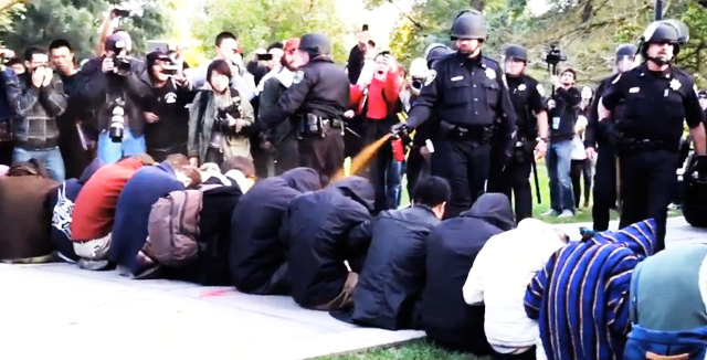 Kampuksen poliisi maalaili pippurisuihkeellaan leppoisalla otteella.