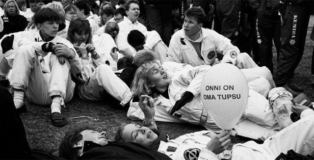 Yhteisö on teekkarille tärkeä, kuten tämä vappukuva vuodelta 1991 osoittaa.