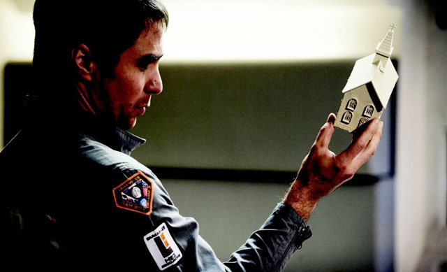 Sam Rockwell rakentaa pienoismalleja ja löytää itsensä Kuussa.