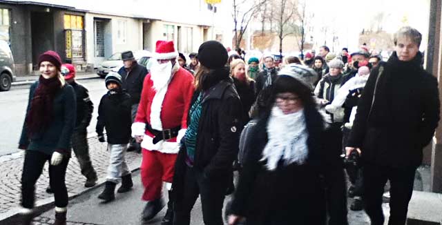 Vaasankadulla nähtiin joulupukin johtama kulkue jo viime vuonna. Silloinen ajatus Kallion joulukalenterista muuntautui täksi vuodeksi Vaasankadun joulukaduksi.
