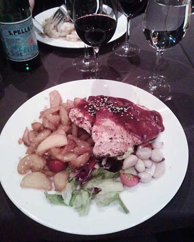 Grande Grillissä tarjolla 10 euron Barbeque chicken ja Tarapacan punkkua (viini ja S. Pellegrino eivät kuulu SYÖ!-kamppikseen).