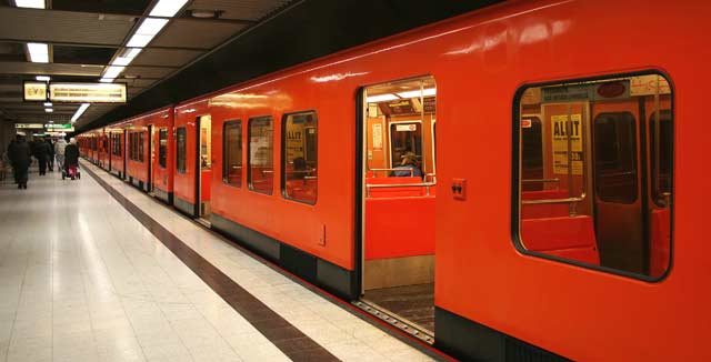 Joulukuun ensimmäisen viikonlopun pikkujoulukyydeissä ei kannata laskea metron varaan.