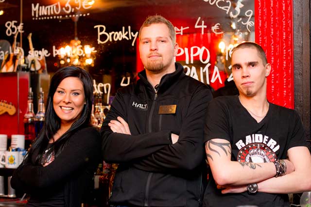 Raiderin palkitusta henkilökunnasta vakiopoke Aki sai vierelleen baarimikot Veeran ja Tanelin.