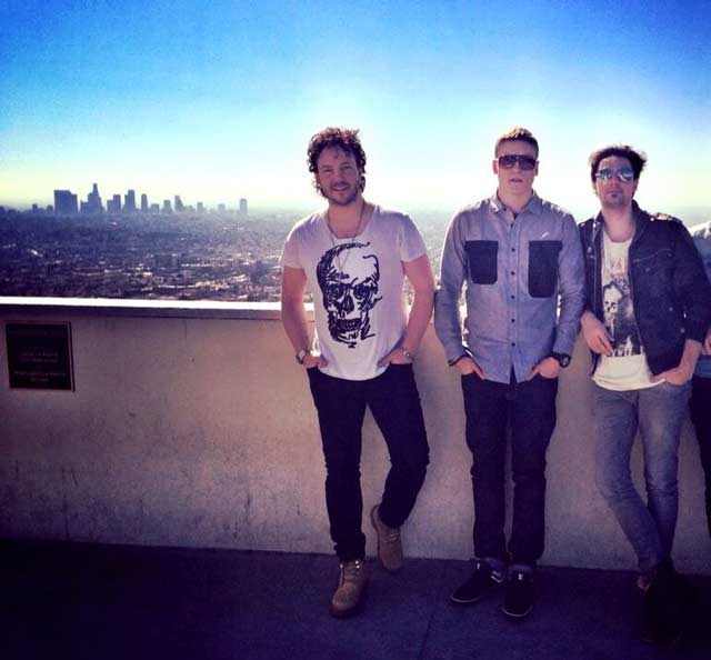 Kuvassa Jimmy Westerlund (vas.), Dj Cara Åke ja Marios Kleovoulou Losin lämmössä.