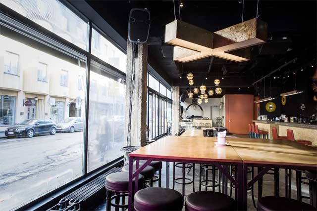 Yläkerran isot ikkunat tekevät paikasta päivisin valoisan.