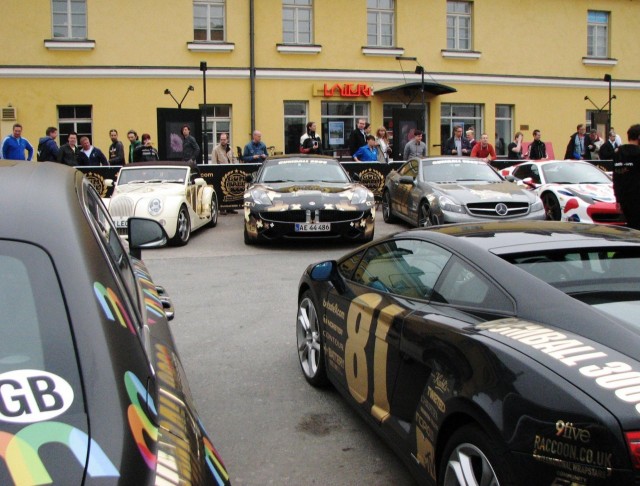 Gumball-kisailijat parkkeerasivat Lasipalatsin aukiolle.