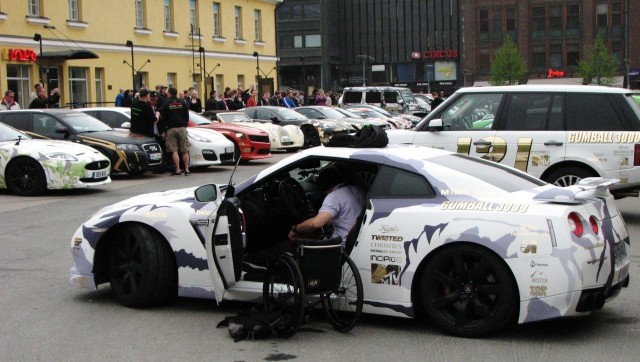 Pyörätuolikaan ei estä kaahaamista Nissan GT-R:llä.