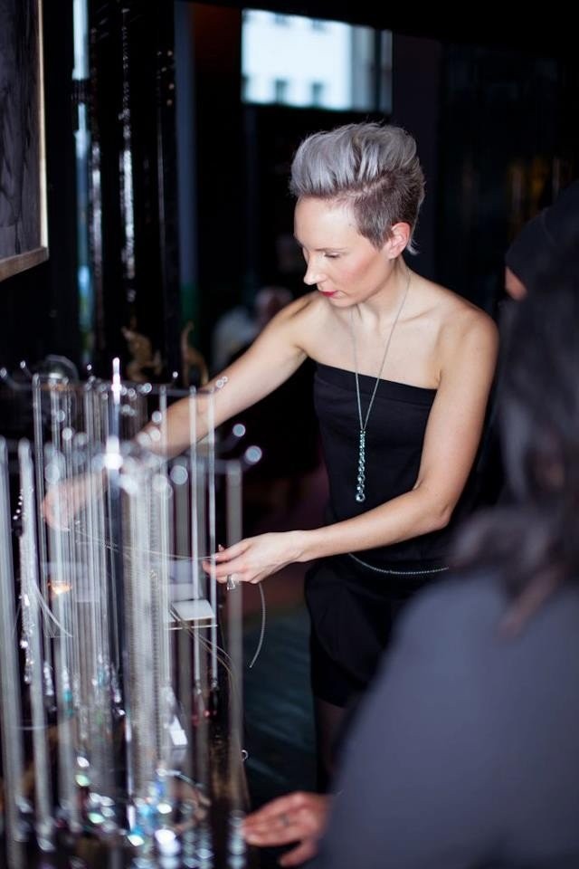 Miia Magia korunäyttelynsä avajaisissa Salon Noirissa