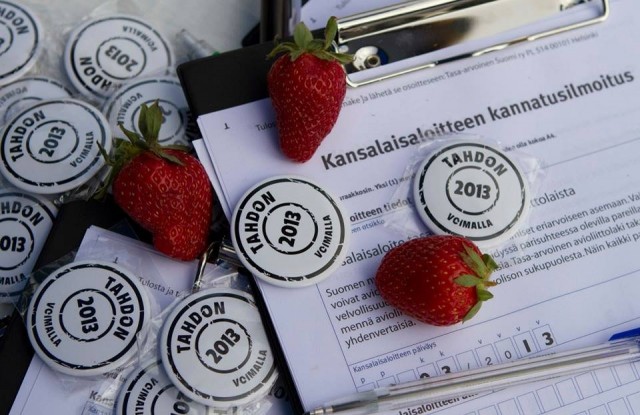 Kannatusilmoituksia kerätään kaduilla ja puistoissa.