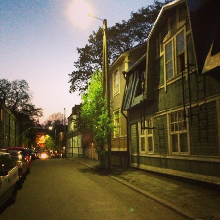 Kesäyö Puu-Vallilassa