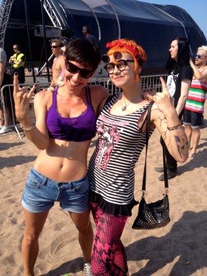 Värikkäät festarimimmit nauttivat All Time Low:sta.