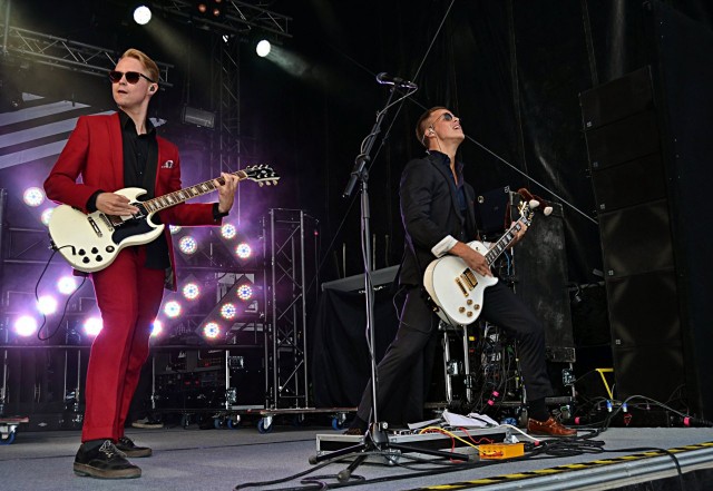 Haloo Helsingin Leo ja Jere pitivät äijäenergiää yllä keikalla