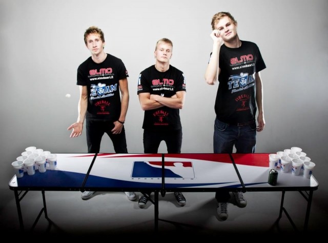 Team Finnish Ambition, eli Rudi Rajala (vas.), manageri Juha Salakka ja Oliver Colliander levittävät beer pongin ilosanomaa.