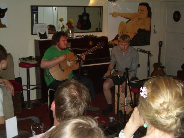 Avajaisissa Musiikkikahvila Soinnussa esiintyi myös Wily & Light.