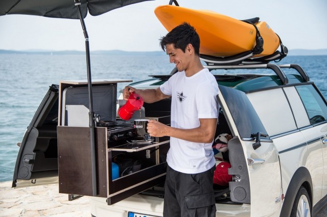 Kyllä nyt hymyilyttää, kun voi keittää autossa aamukahvit.