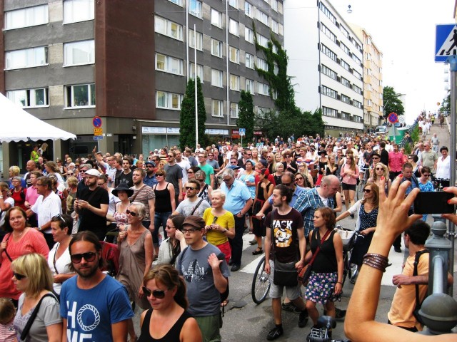 Massa vyöryy Kolmannella linjalla.