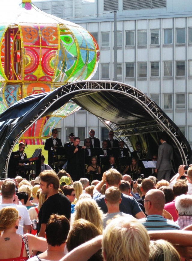 Fredi esiintyi itseoikeutetusti ensimmäisenä ja heitti - tietenkin - Kolmatta linjaa takaisin. Yleisö oli innoissaan ja aplodit sen mukaiset.