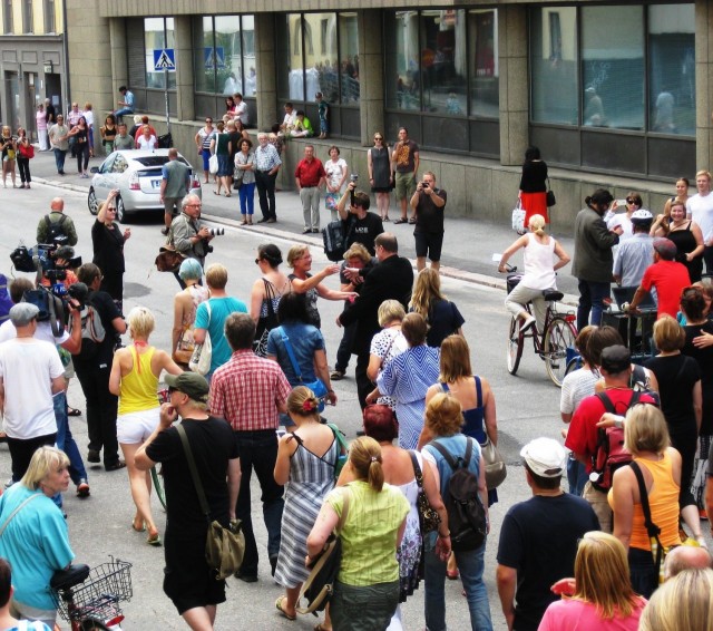 Hyväntuulinen Fredi hurmasi yleisönsä ja jakoi haleja.