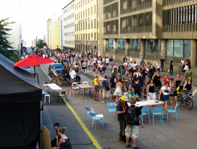 Tässä kahvilassa oli pöydät rakennettu vanhoista ovista. Loistava keksintö!