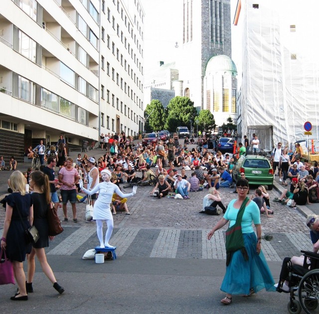 Sirkustunnelmaa Suonionkadulla.