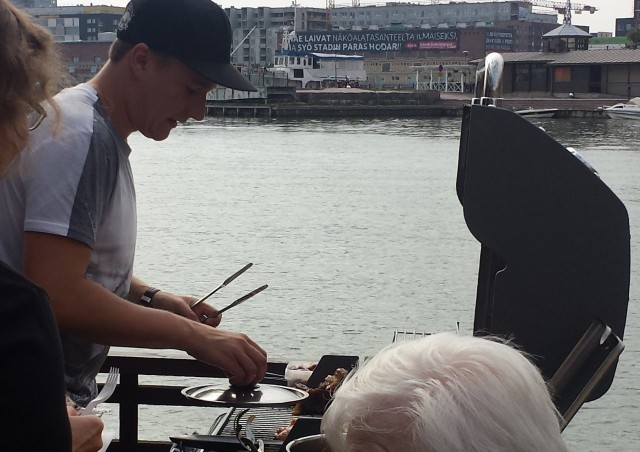 Matti grillailee ankansydäntä, lohta ja ribsejä ravintolapäivän asiakkaille.