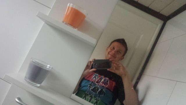 Kunnollinen kaakeloitu vesivessa. Pientä arjen luksusta saunalautalla. Tällaista ei joka kesämökilläkään ole.