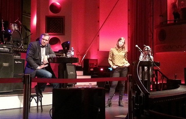 Li Andersson ja Susanna Koski ottivat matsia Apollo Live Clubin lavalla. Väittelyn kommentaattorina toimi Helsingin Sanomien entinen vastaava päätoimittaja Mikael Pentikäinen.