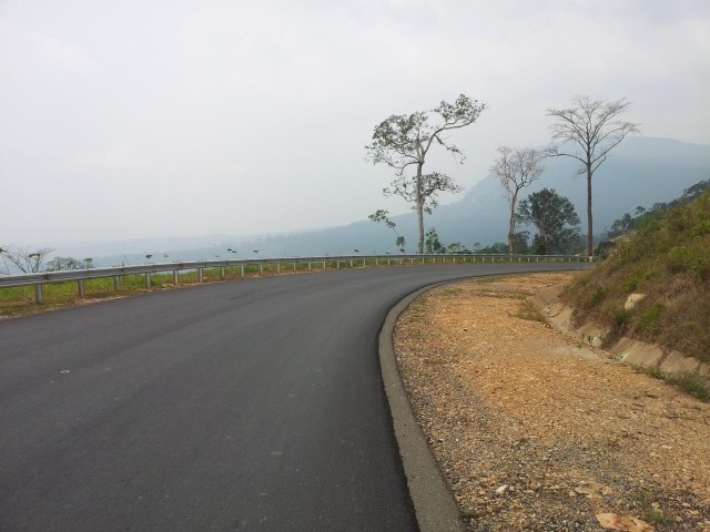 Onnellinen elämä on yksinkertaisia asioita. Vaikka kuinka usein muistuttaisin kuinka yksinkertaista onnellinen elämä on, silti usein löydän itseni urputtamasta toisarvoisista asioista. Kuva Bokor -vuorelta Kambodžasta