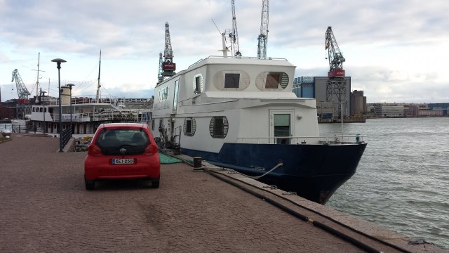 Hotellilaiva on ulkoa ihan tavallisen laivan näköinen. Ei arvaisi, että sinne mahtuu 50 ihmistä nukkumaan ja 30+30 viettämään pikkujouluja tai vaikka kokoustamaan.