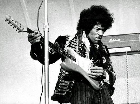 Julkisuus lisää riskiä joutua klubi kaksseiskaan. Kuvassa Jimi Hendrix joka kuoli 27 vuotiaana.