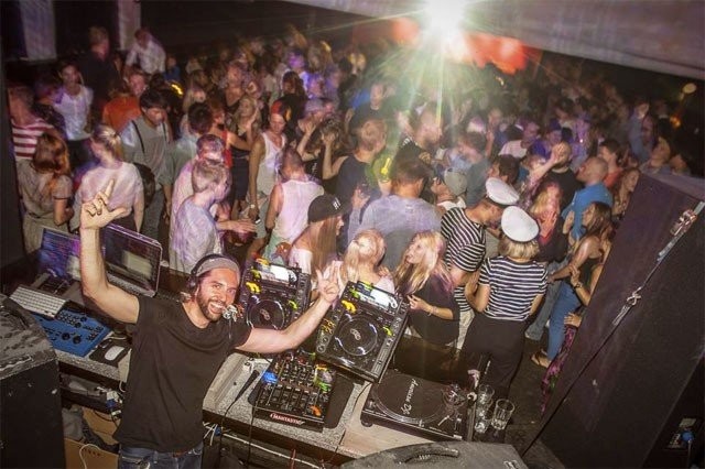 Turbo-klubilla levysoittimien takana häärii Basson toimitusjohtaja Jan Zapasnik.