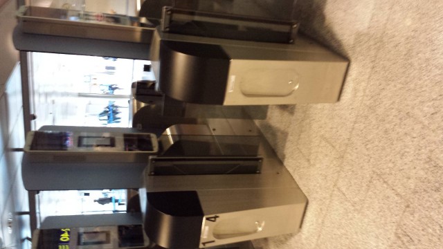 Biometriset passit nopeuttavat turvatarkastuksia. Pääsin läpi automaattisesti. Näppärää ja tehokasta. Nykyaikaista vaikk kuva onkin vinossa :)