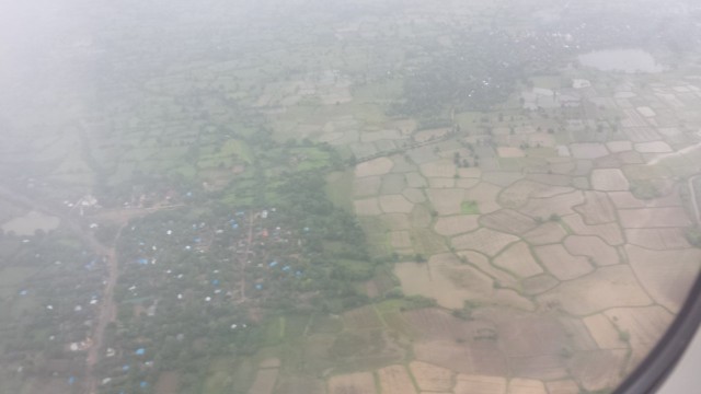 Maanviljeleminen on Myanmarissa tärkeä elinkeino. Pellot ovat muodoiltaan kauniita, kuin käsin piirrettyjä.