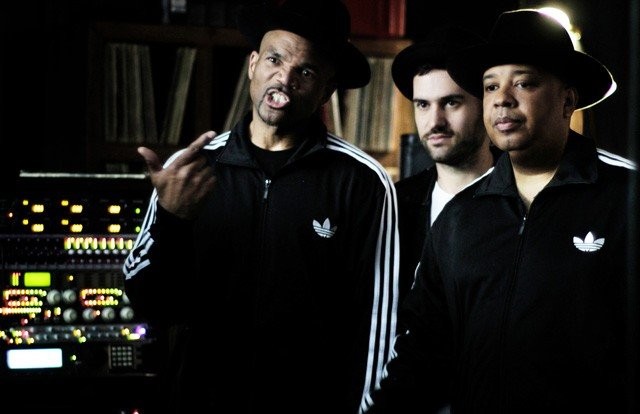 Run-D.M.C. eli Daryl "DMC" McDaniels (vas.) ja Joseph "Rev Run" Mitchell (oik.) tekivät juuri "Unite All Originals" -biisin.