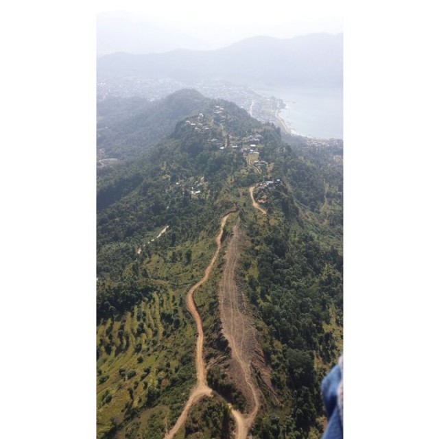 Välillä riippuliitäessä alkoi hirvittämään kun mietti miten korkealla on ja että koko elämäni on takanani istuvan lentäjän käsien varassa.