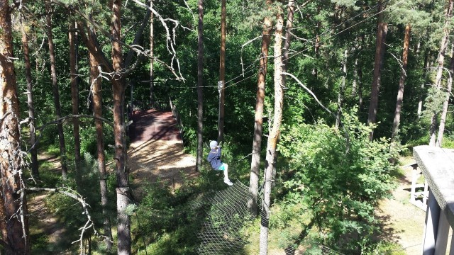 Seikkailusaari Väski on ihan tavallisen ihmisen perustama seikkailusaari. Metsän keskelle saareen tulee seikkailijoita ja mikäs sen hauskempaa kuin oma köysirata, ampumarata, kiipeilypaikat yms.