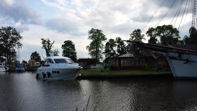 Saksalainen ihan tavallinen yrittäjäpariskunta osti Ruotsista Göta Kanalilta majoituspaikan. Ei yhtään hassumpi kesänviettopaikka.
