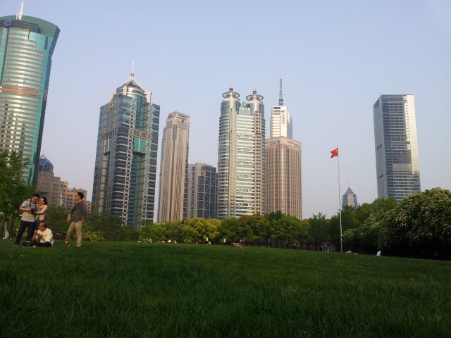 Joskus ihan tavallinen miljonääri kaipaa vaan luonnon rauhaa ja puhdasta ilmaa. Shanghaissa viiden tähden hotelliakin parempi hetki voi olla hetki puistossa nurmikolla. Kuva yrittäjäreissulta.