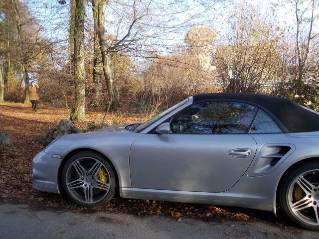 Toiset tavalliset ihmiset tykkää nopeista autoista. Frendin auto. Aloitti nollasta. Nyt miljonääri. Kuva Sveitsistä.