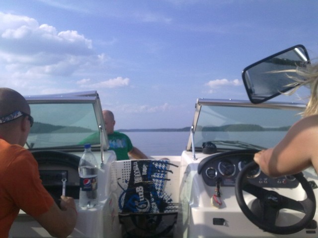 Toiset tavalliset ihmiset ja yrittäjät pitävät nopeista veneistä. Kuva vesijärveltä.