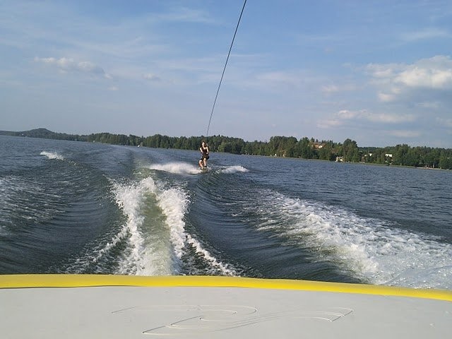 Nopean veneen perässä voi vetää Wakeboardia. Tavallisten ihmisten kesähubaa.