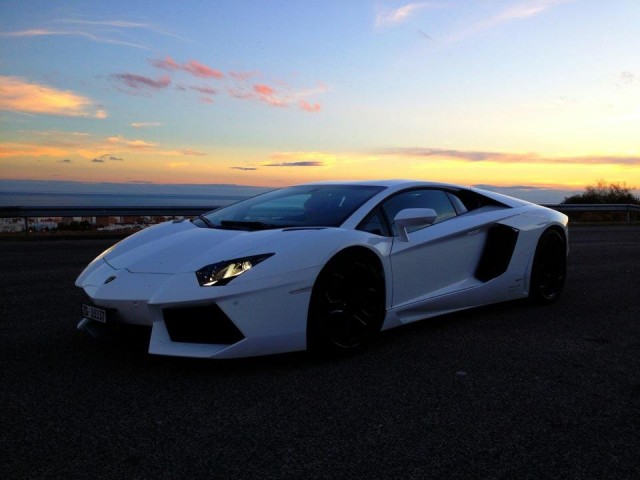 Frendin face-seinältä: People who pretend to be something drive Ferrari. People who are something drive Lamborghini. -Frank Sinatra