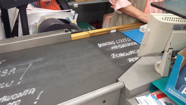 Liitu ja liukuhihna. Mainos joka huomataan. Nerokasta. Innovatiivista.