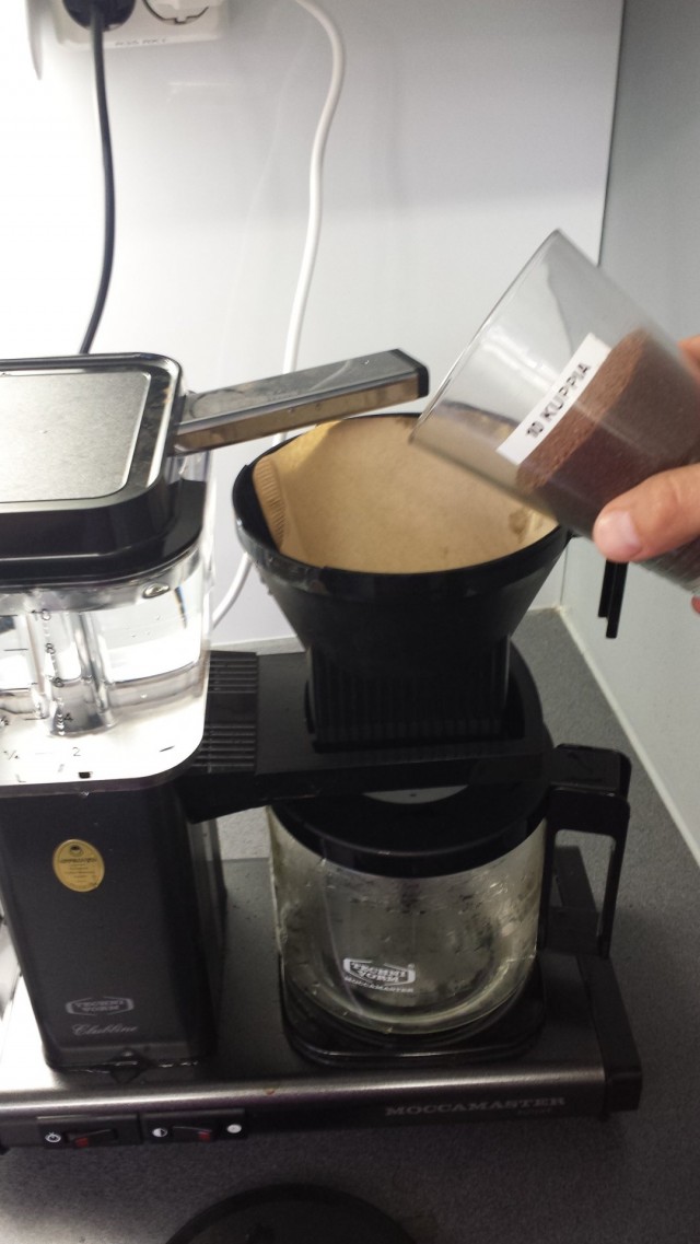 Kahvin mittaaminen käy sekunneissa eikä puruja ole ympäriinsä. Ihana innovaatio josta nautin päivittäin.