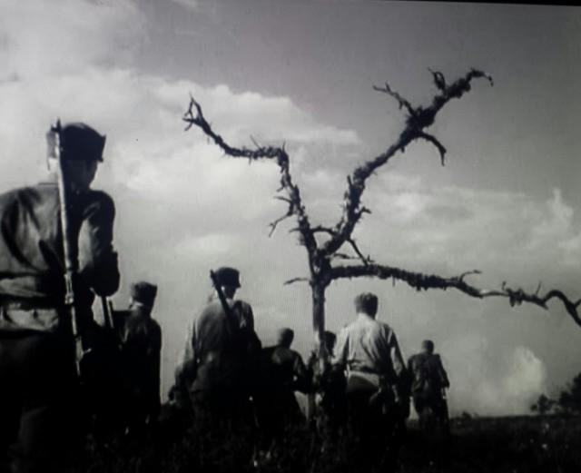 Mie en lähe täält jalat edellä.